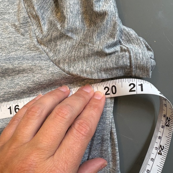 Nike Dri-FIT Gray Short Sleeve Crew neck running tennis logo T-Shirt size Medium - Picture 7 of 8